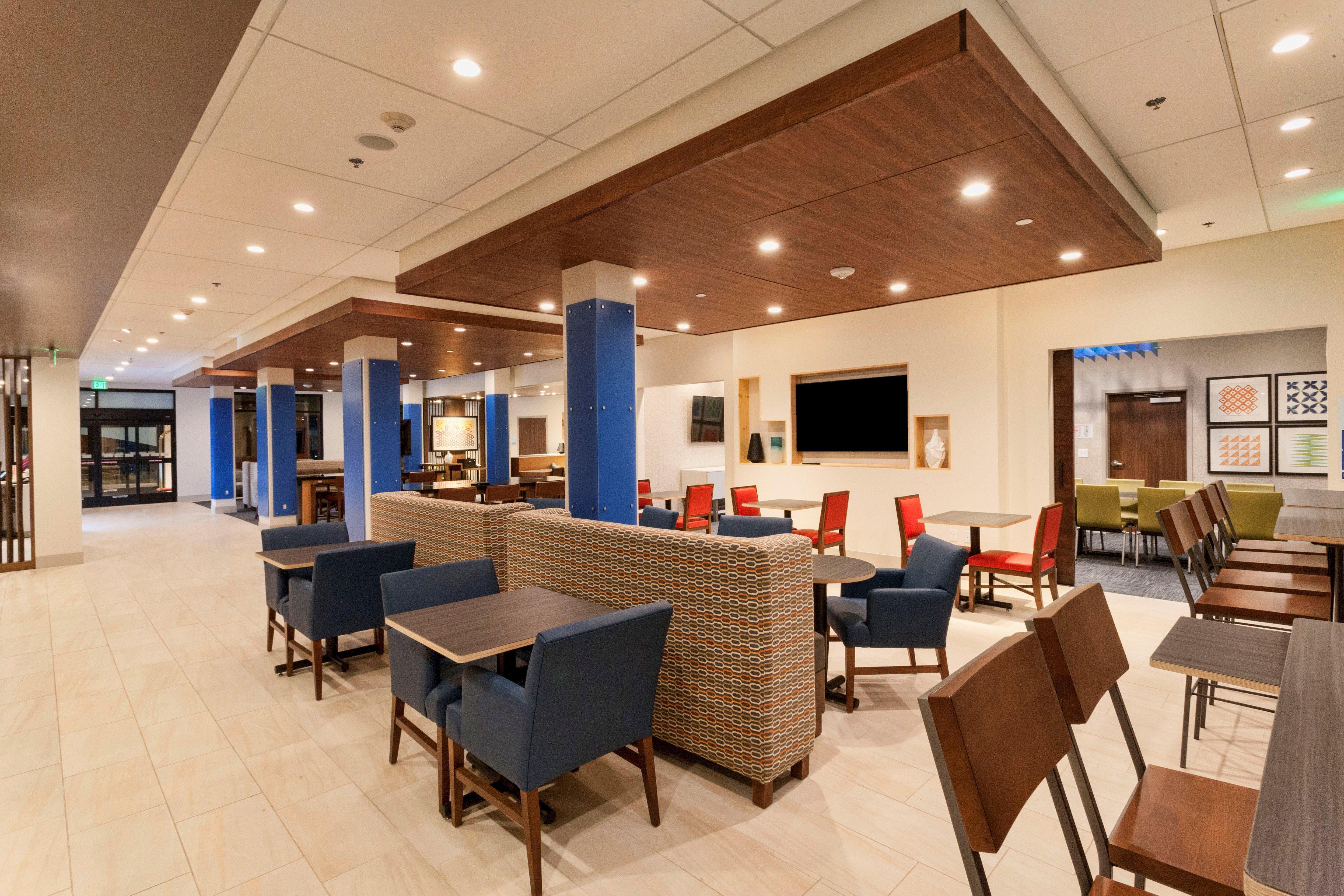 Holiday Inn Express & Suites - Dodge City By Ihg Bagian luar foto