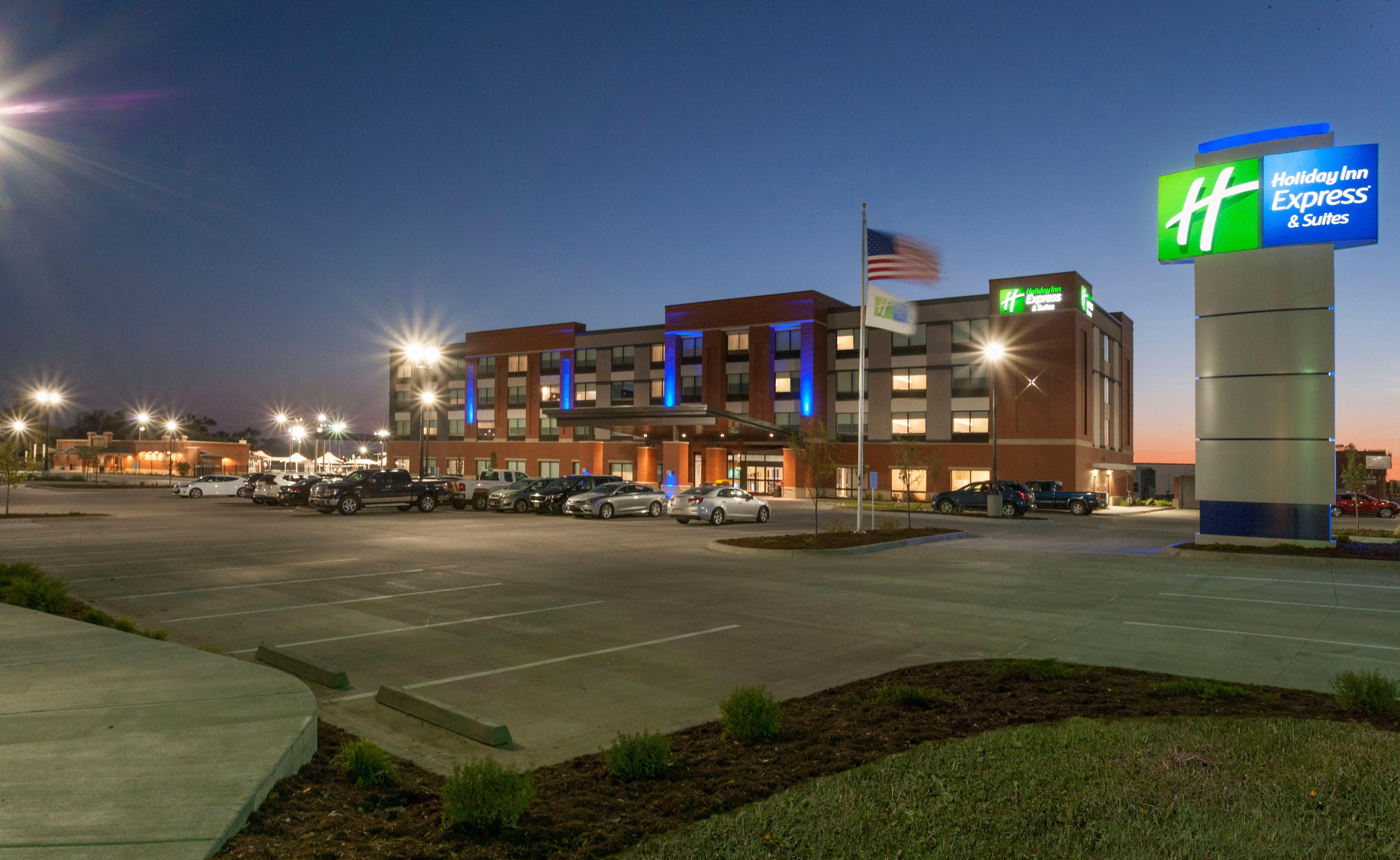 Holiday Inn Express & Suites - Dodge City By Ihg Bagian luar foto