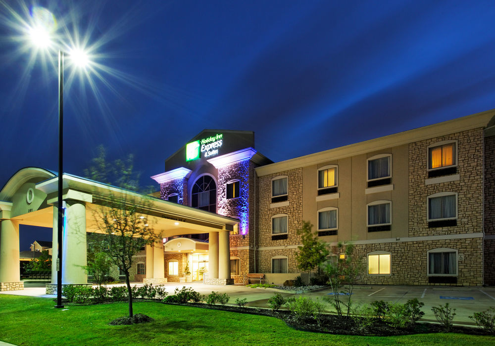 Holiday Inn Express & Suites - Dodge City By Ihg Bagian luar foto