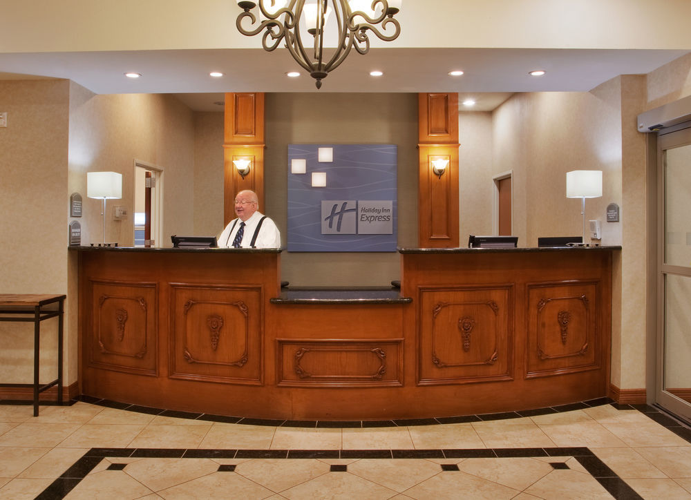Holiday Inn Express & Suites - Dodge City By Ihg Bagian luar foto