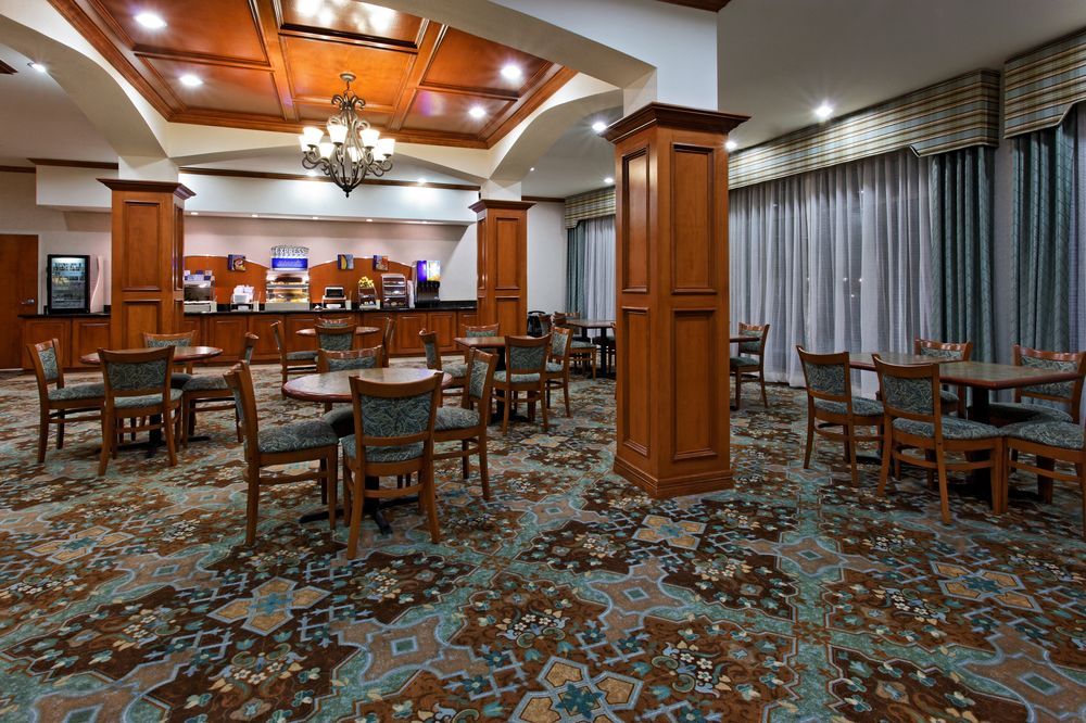 Holiday Inn Express & Suites - Dodge City By Ihg Bagian luar foto
