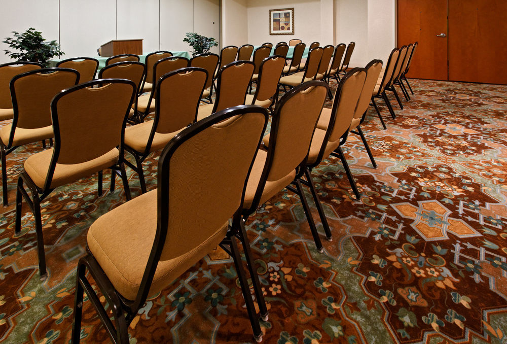 Holiday Inn Express & Suites - Dodge City By Ihg Bagian luar foto