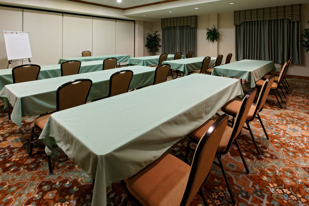 Holiday Inn Express & Suites - Dodge City By Ihg Bagian luar foto